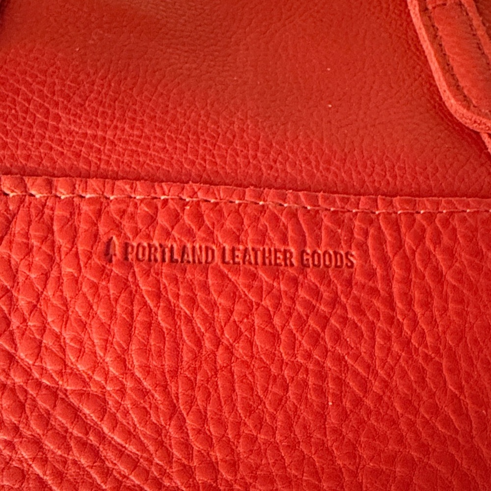 Portland Leather Goods. Large zipper Lola Crossbody in Sugar. C-Grade. NWT - Picture 2 of 5